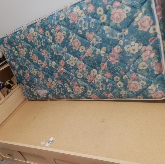 Twin beds - Picture 6 of 6